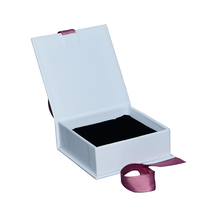  Luxury Customized Logo Flip Top Rigid Cardboard Paper Magnetic Closure Gift Boxes with Lid and Silk Handle  
