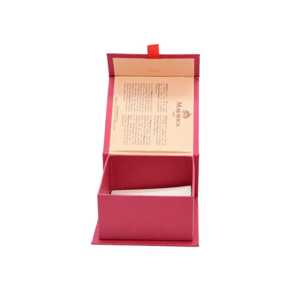 Caixa magnética para oferta de jóias com almofada de veludo e logótipo dourado